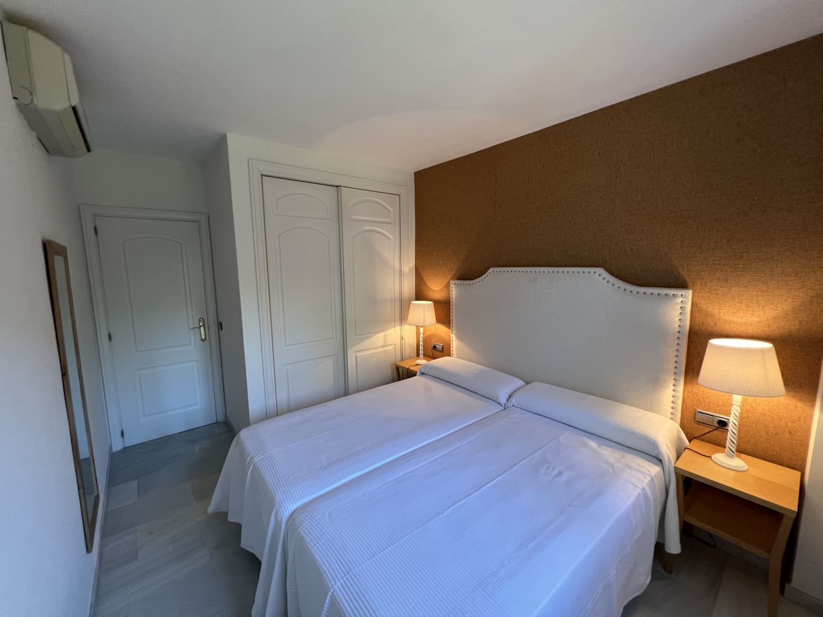 2 makuuhuone Ranta-asunto myytävänä paikassa Sitio de Calahonda mukana uima-altaan 
autotalli - 925 000 € (Ref: 9420537)