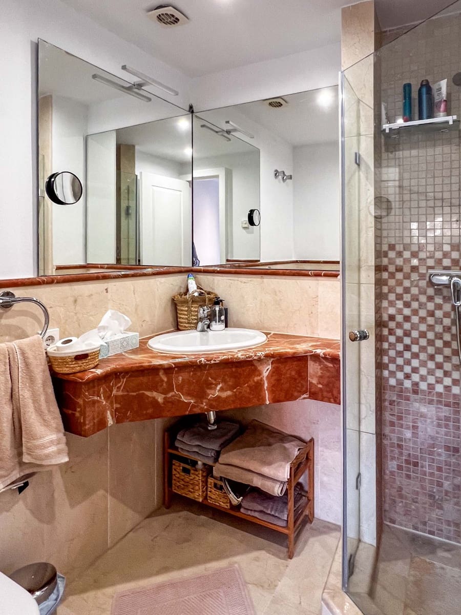 2 bedroom Apartment for sale in Sitio de Calahonda with pool garage - € 429,000 (Ref: 9438210)