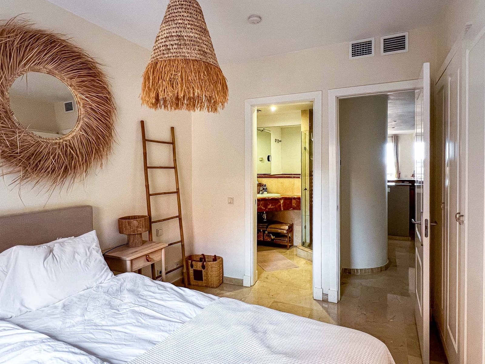 2 bedroom Apartment for sale in Sitio de Calahonda with pool garage - € 429,000 (Ref: 9438210)