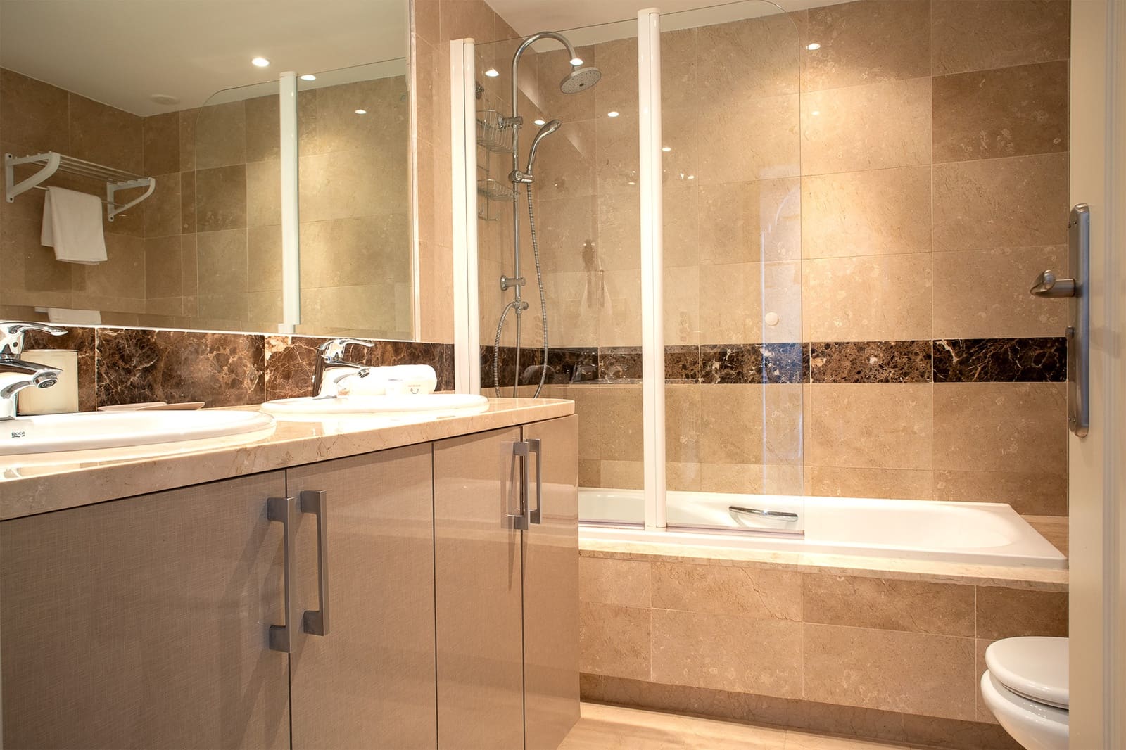 2 bedroom Apartment for sale in Sitio de Calahonda with pool garage - € 325,500 (Ref: 9614224)