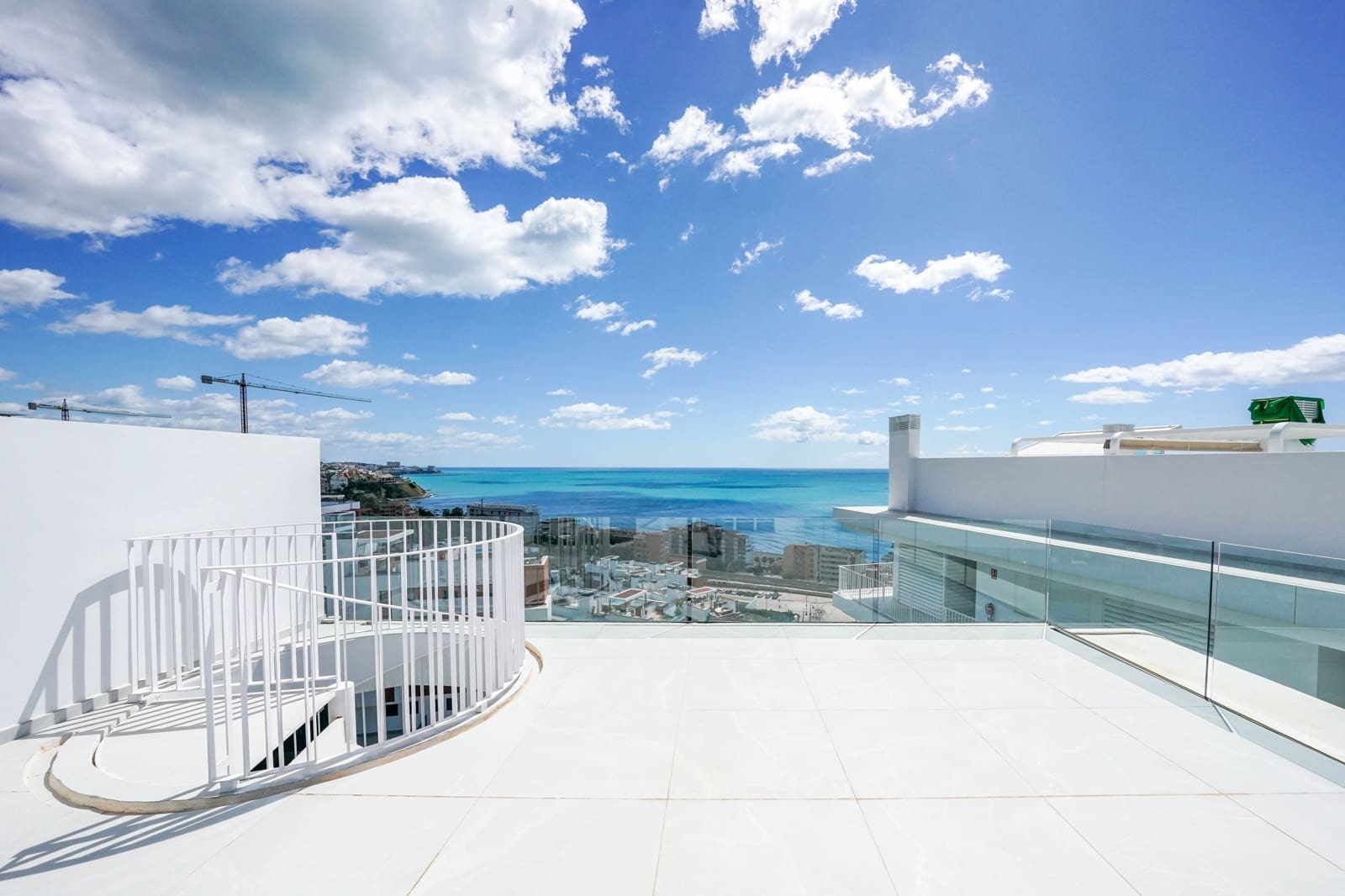 2 slaapkamer Strandappartement te koop in Fuengirola met zwembad garage - € 775.000 (Ref: 9795177)