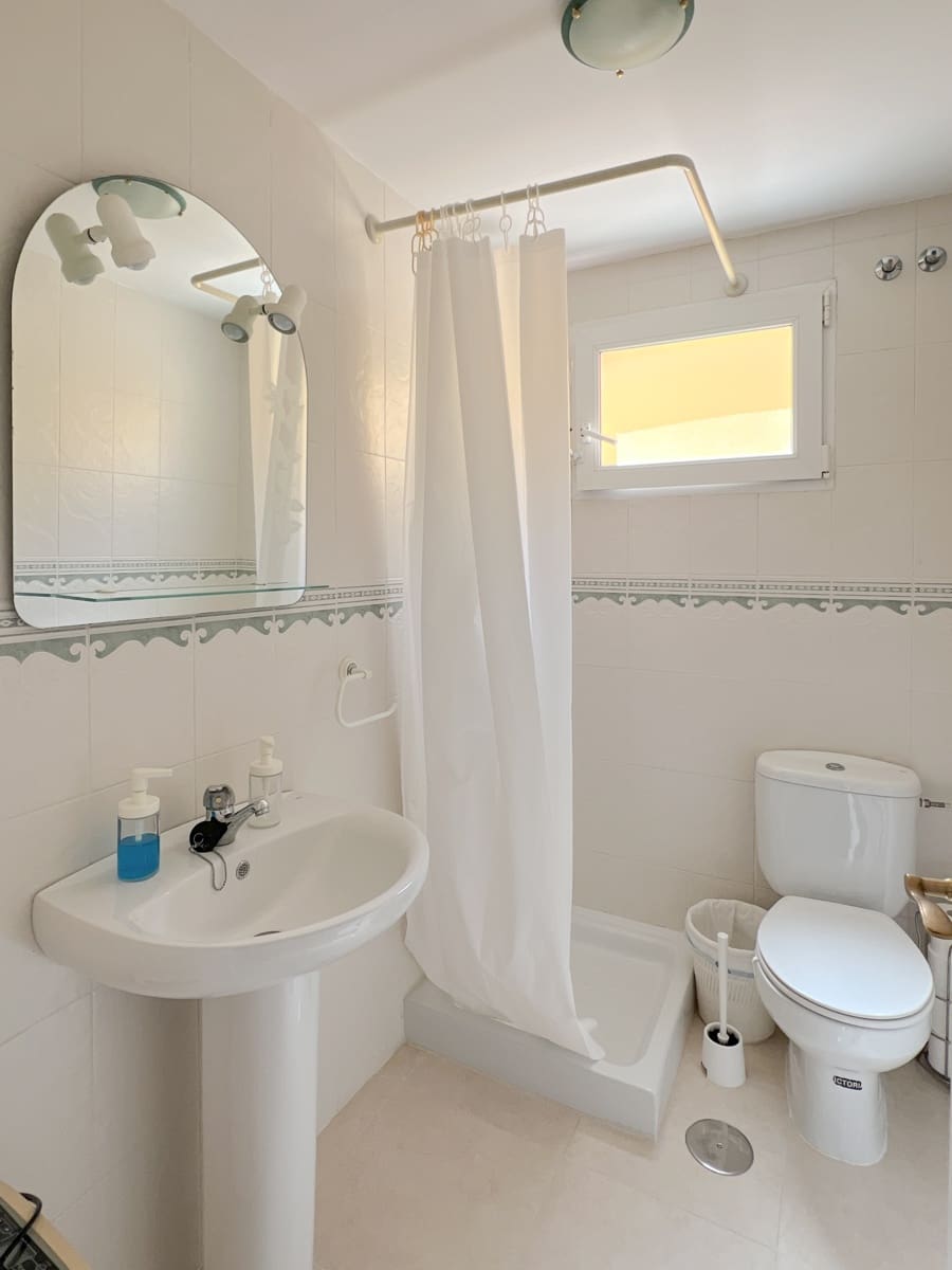2 bedroom Beach Apartment for sale in Sitio de Calahonda with pool - € 359,000 (Ref: 9827467)