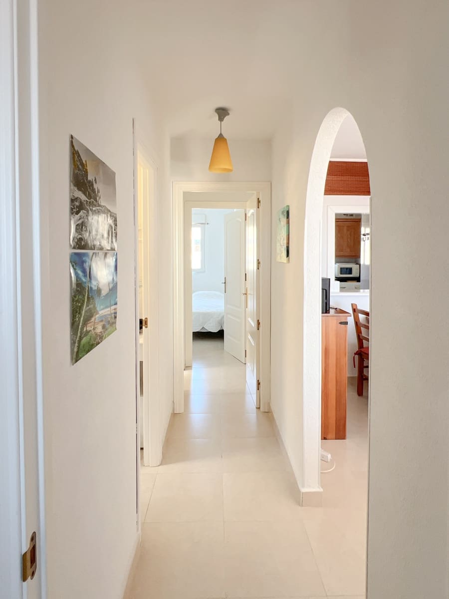 2 bedroom Beach Apartment for sale in Sitio de Calahonda with pool - € 359,000 (Ref: 9827467)