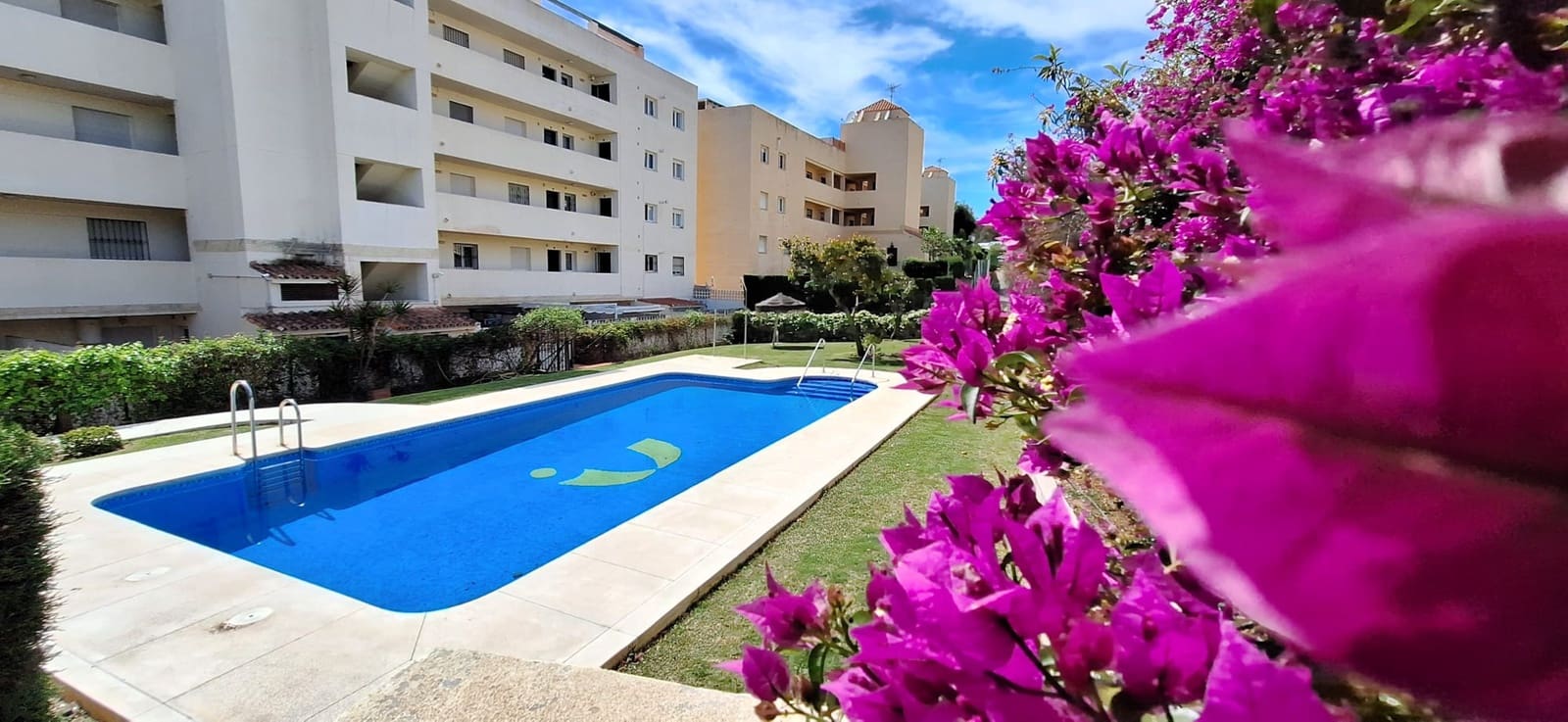 2 bedroom Beach Apartment for sale in Sitio de Calahonda with pool - € 359,000 (Ref: 9827467)