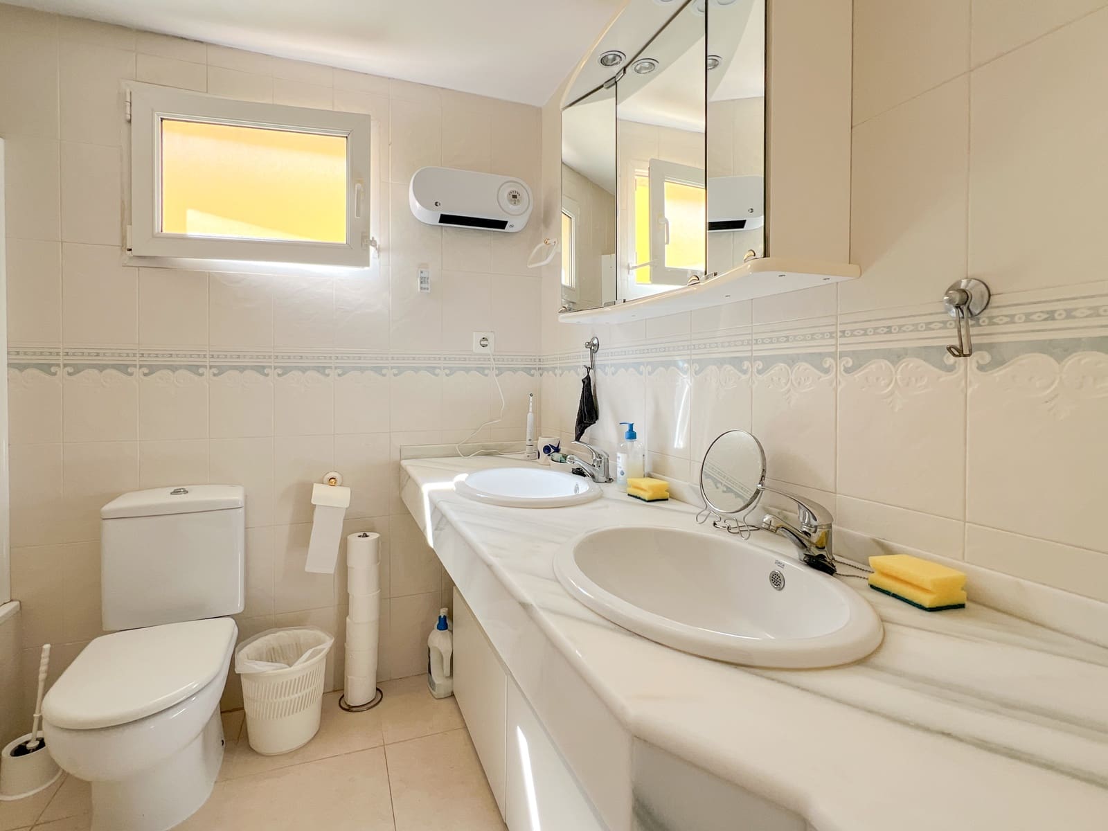 2 bedroom Beach Apartment for sale in Sitio de Calahonda with pool - € 359,000 (Ref: 9827467)
