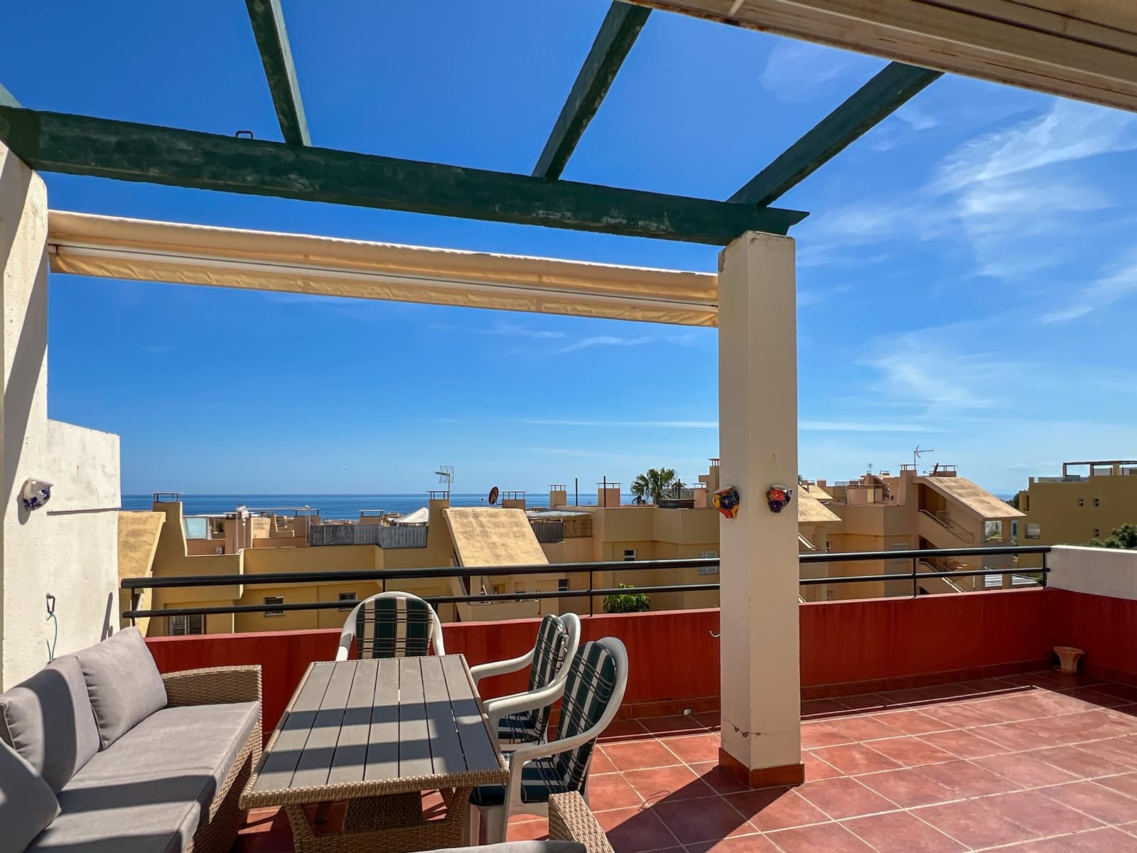 2 bedroom Beach Apartment for sale in Sitio de Calahonda with pool - € 359,000 (Ref: 9827467)