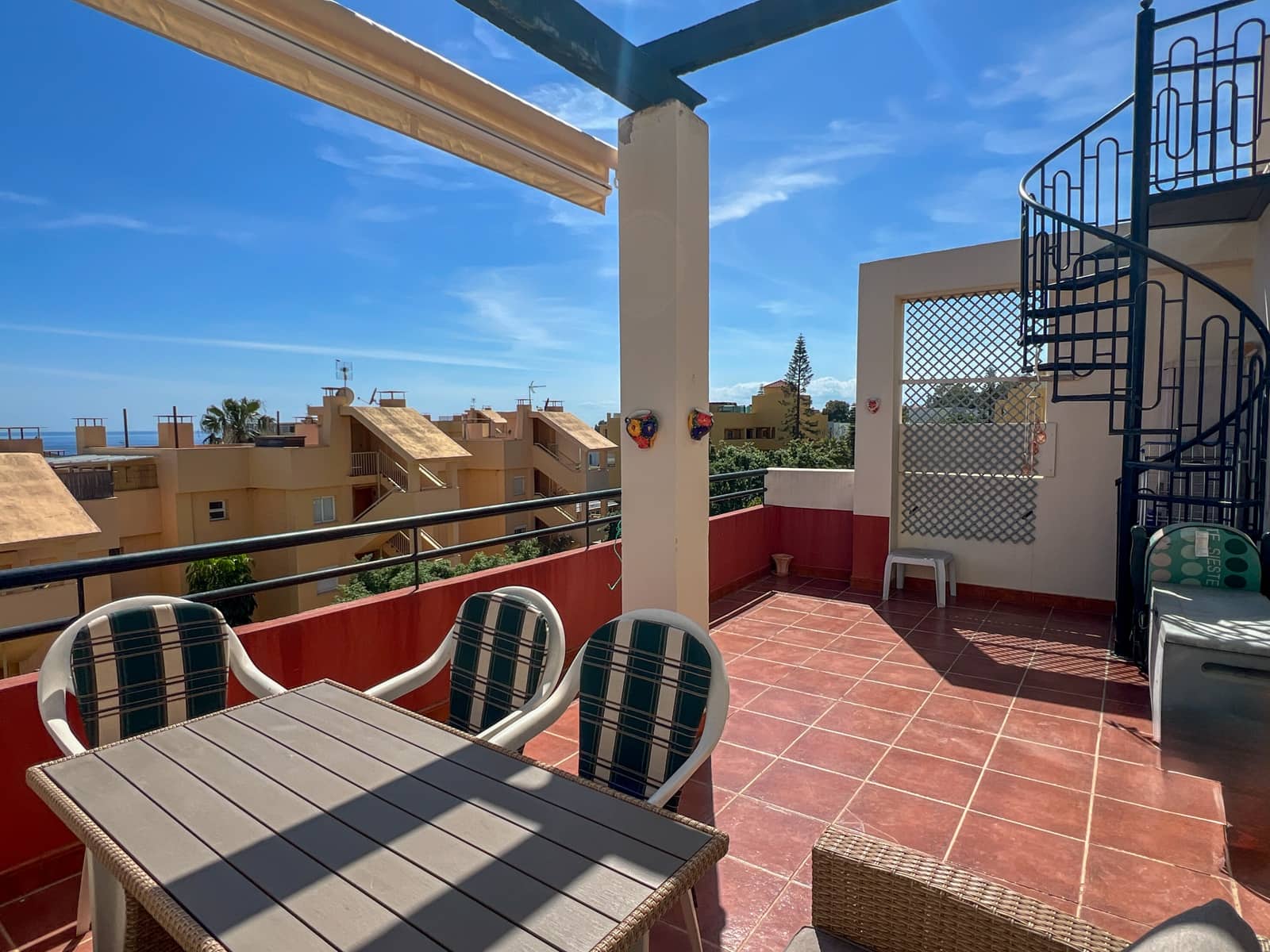2 bedroom Beach Apartment for sale in Sitio de Calahonda with pool - € 359,000 (Ref: 9827467)