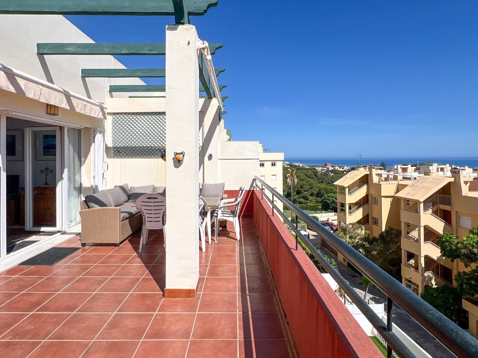 2 bedroom Beach Apartment for sale in Sitio de Calahonda with pool - € 359,000 (Ref: 9827467)