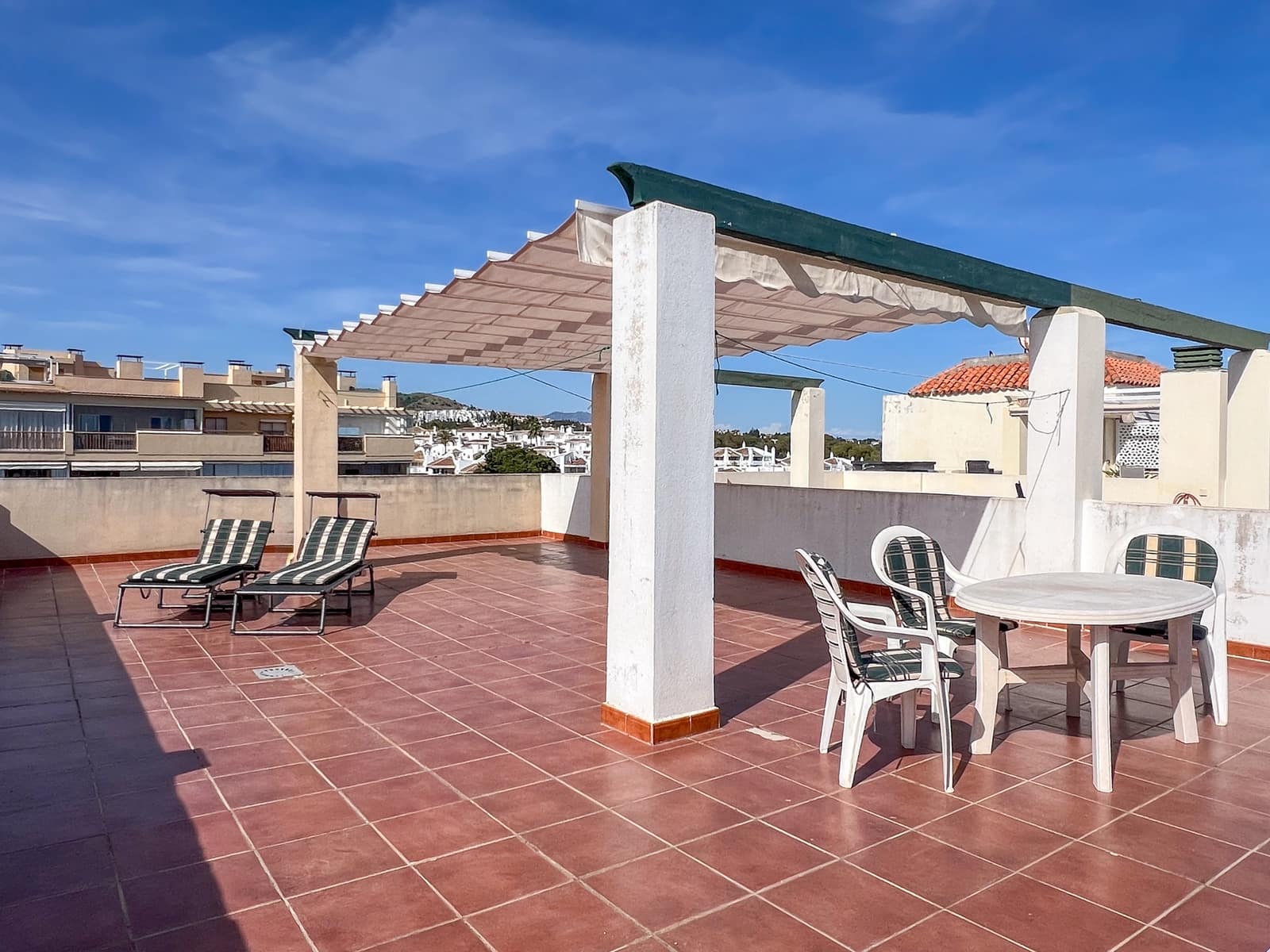 2 bedroom Beach Apartment for sale in Sitio de Calahonda with pool - € 359,000 (Ref: 9827467)