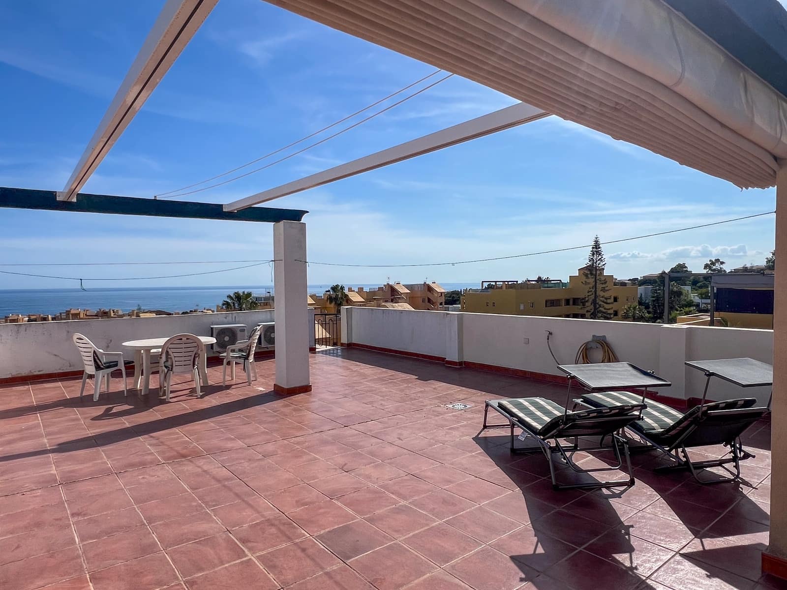 2 bedroom Beach Apartment for sale in Sitio de Calahonda with pool - € 359,000 (Ref: 9827467)