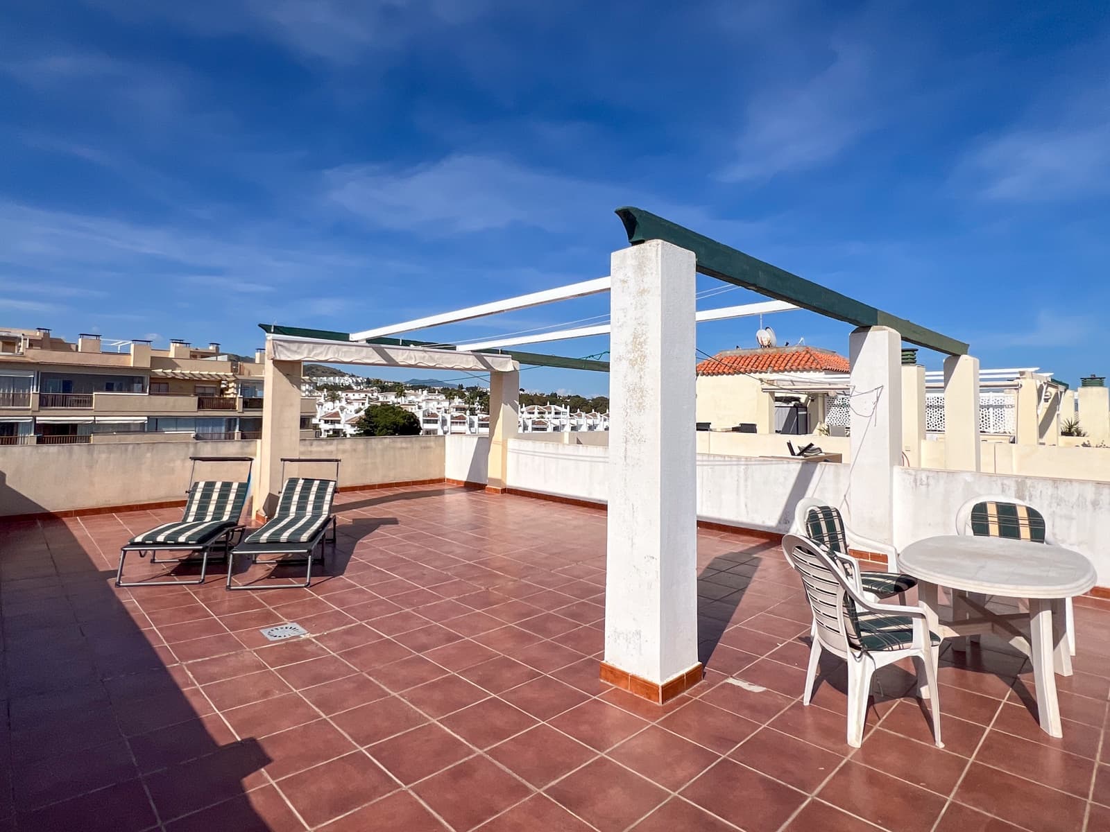 2 bedroom Beach Apartment for sale in Sitio de Calahonda with pool - € 359,000 (Ref: 9827467)