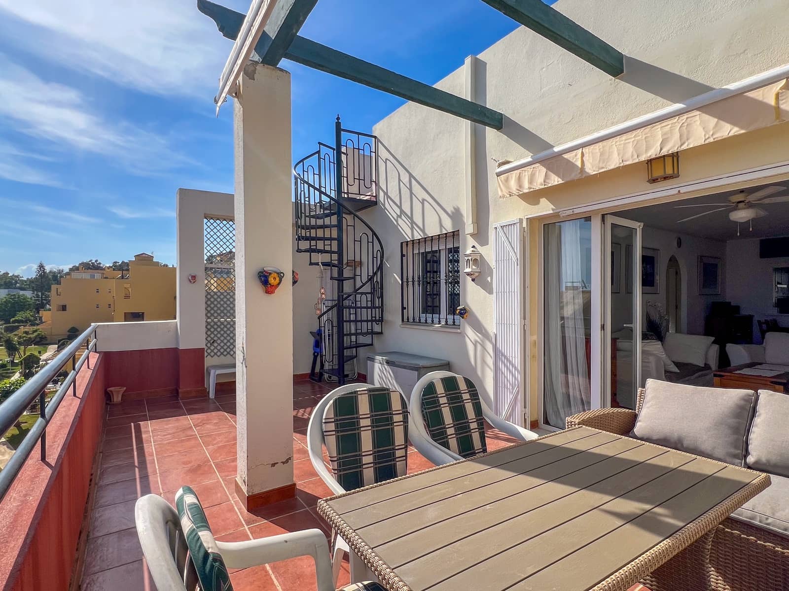 2 bedroom Beach Apartment for sale in Sitio de Calahonda with pool - € 359,000 (Ref: 9827467)
