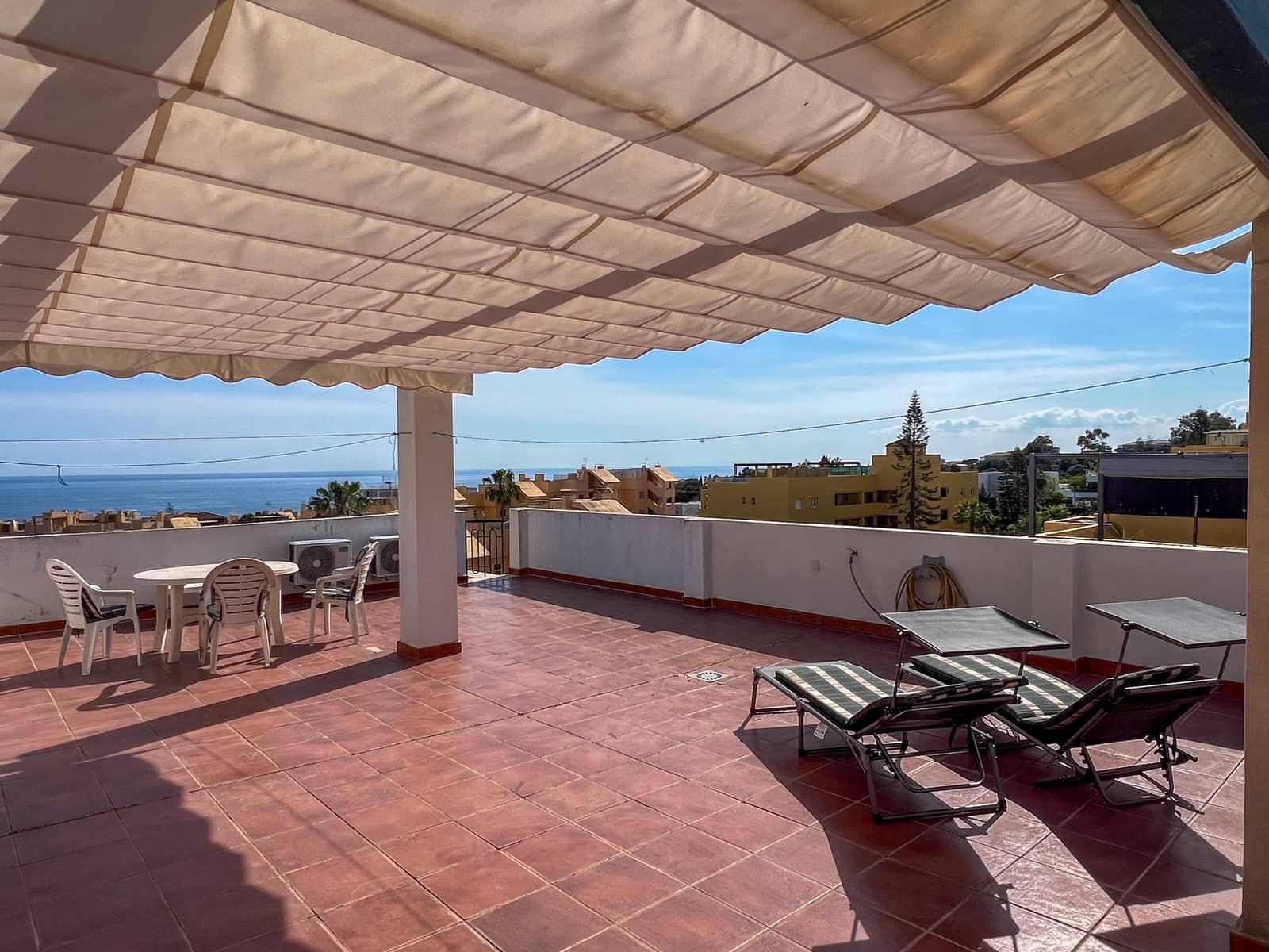 2 bedroom Beach Apartment for sale in Sitio de Calahonda with pool - € 359,000 (Ref: 9827467)