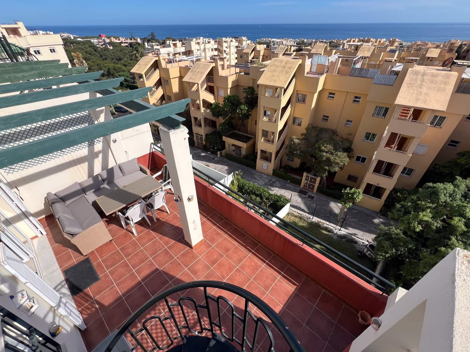 2 bedroom Beach Apartment for sale in Sitio de Calahonda with pool - € 359,000 (Ref: 9827467)