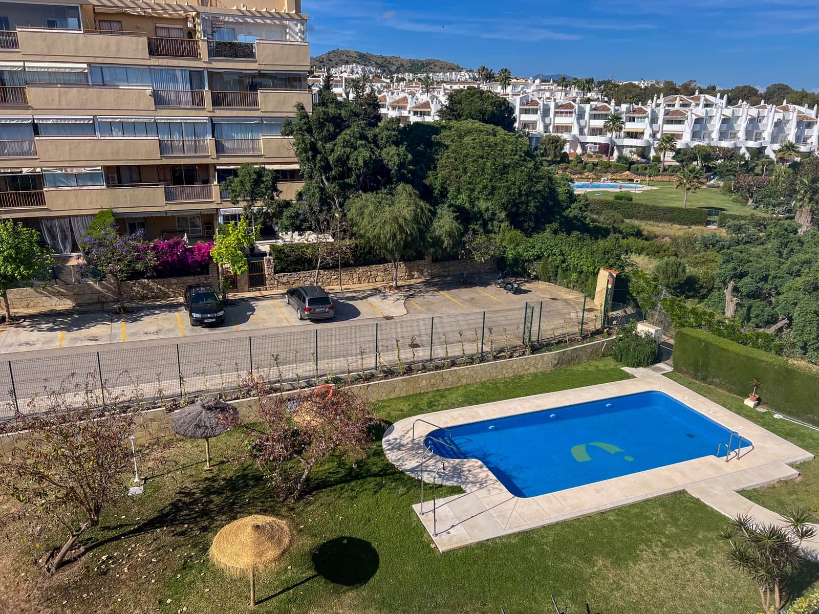 2 bedroom Beach Apartment for sale in Sitio de Calahonda with pool - € 359,000 (Ref: 9827467)