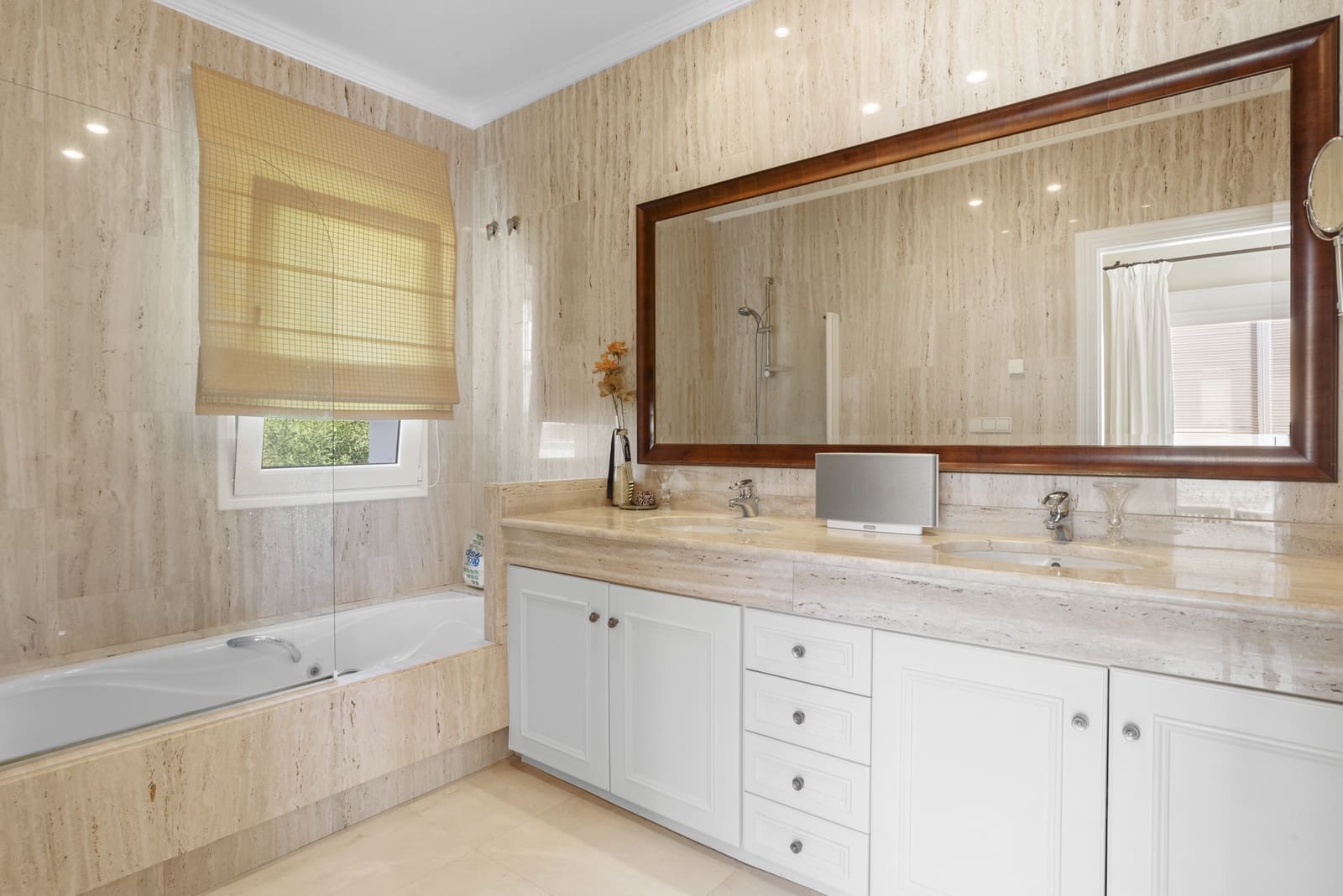 6 bedroom Villa for sale in Benahavis with pool garage - € 2,690,000 (Ref: 9882553)