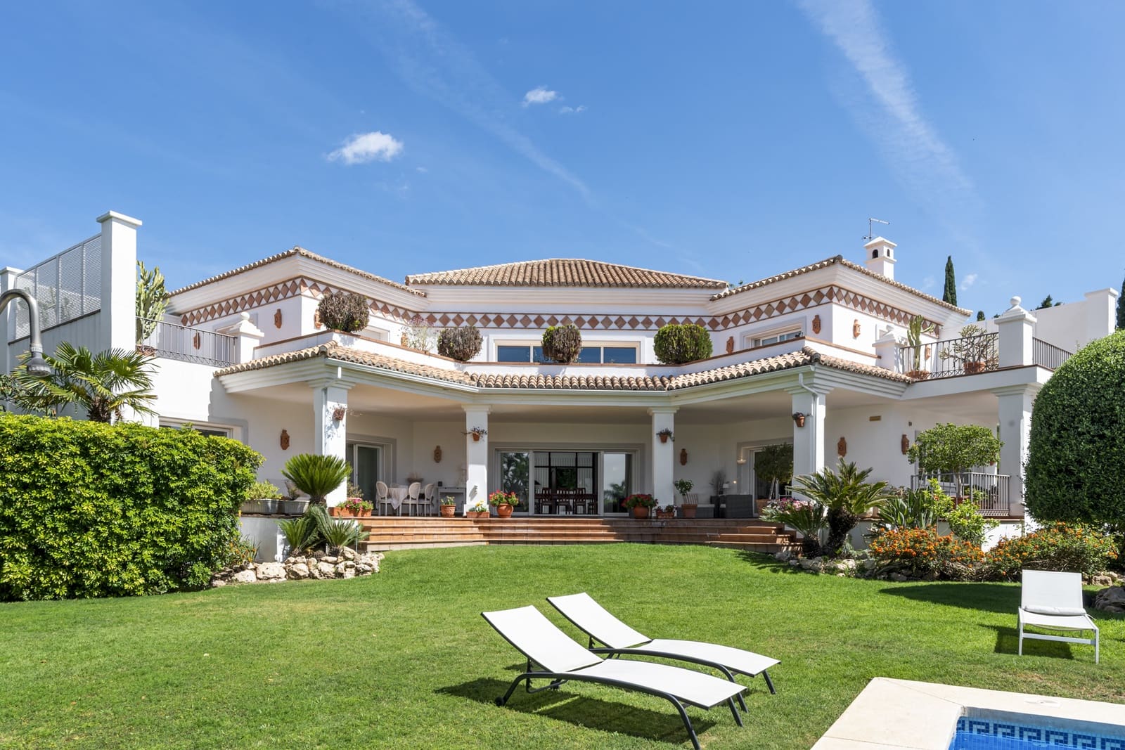 6 bedroom Villa for sale in Benahavis with pool garage - € 2,690,000 (Ref: 9882553)