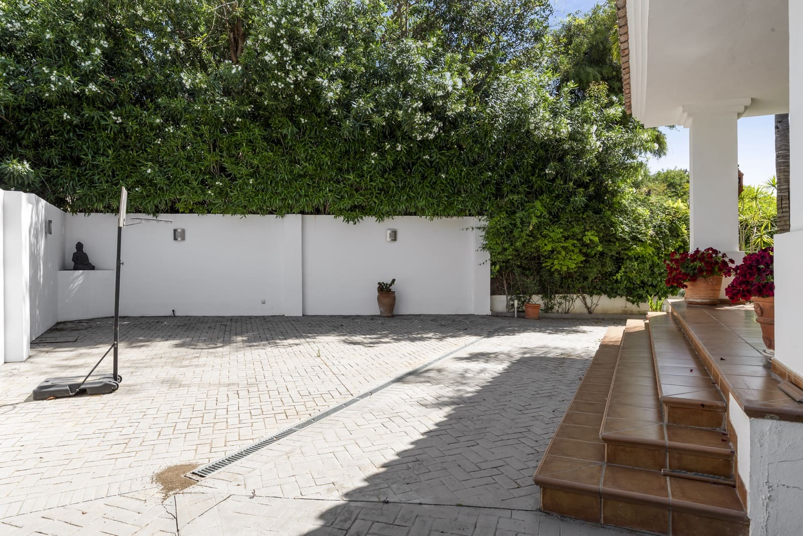6 bedroom Villa for sale in Benahavis with pool garage - € 2,690,000 (Ref: 9882553)