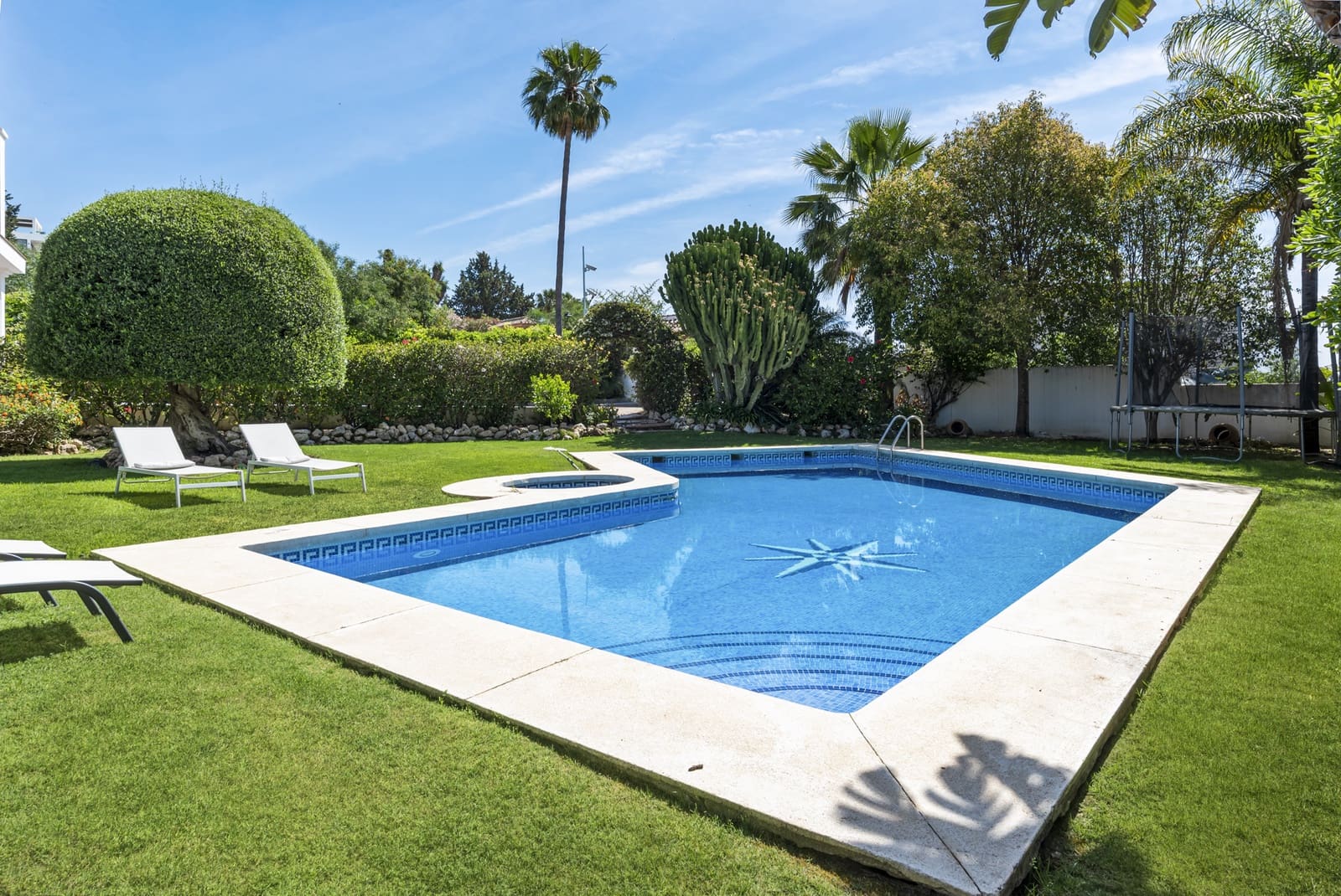 6 bedroom Villa for sale in Benahavis with pool garage - € 2,690,000 (Ref: 9882553)