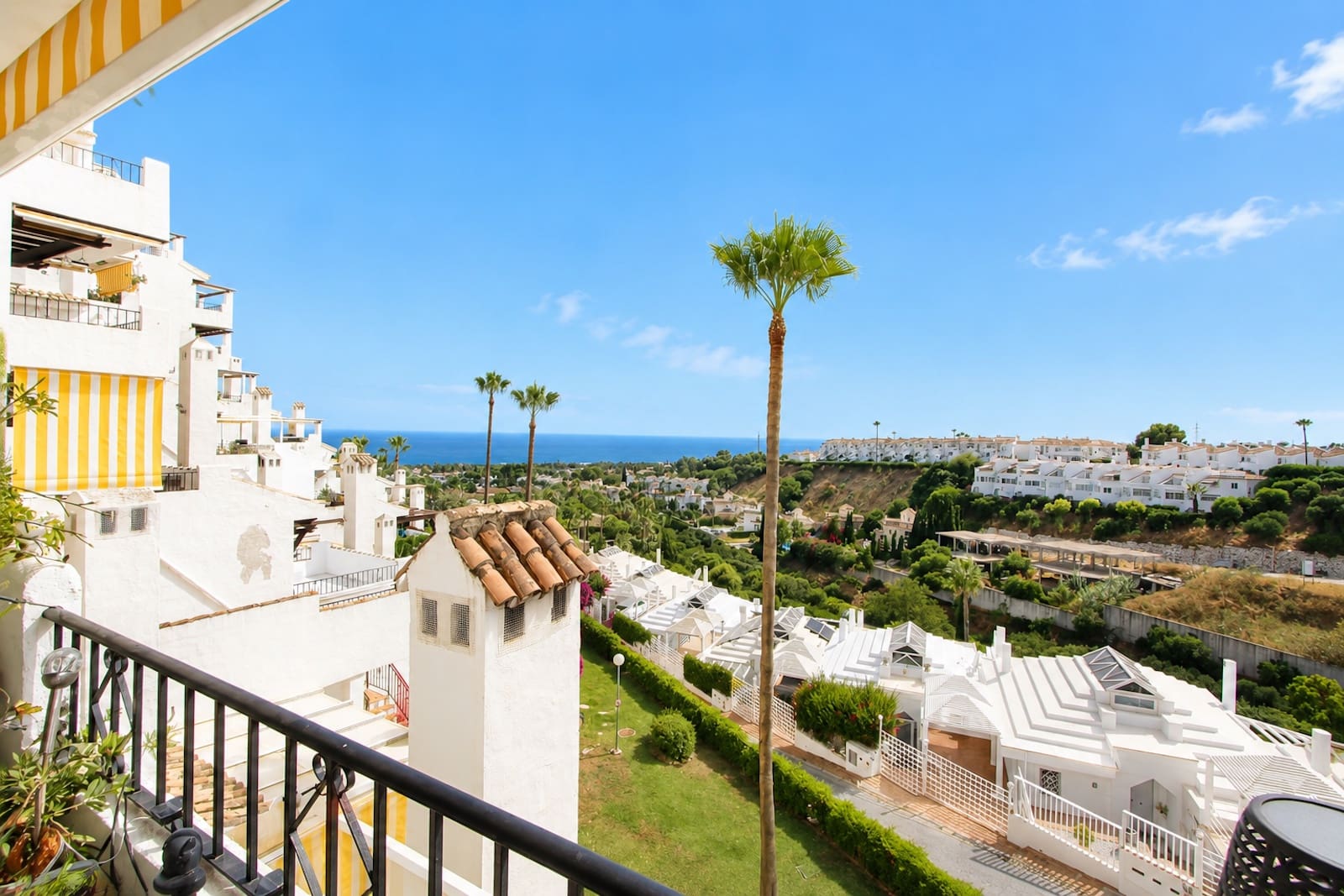 2 bedroom Apartment for sale in Sitio de Calahonda with pool garage - € 355,000 (Ref: 9971786)