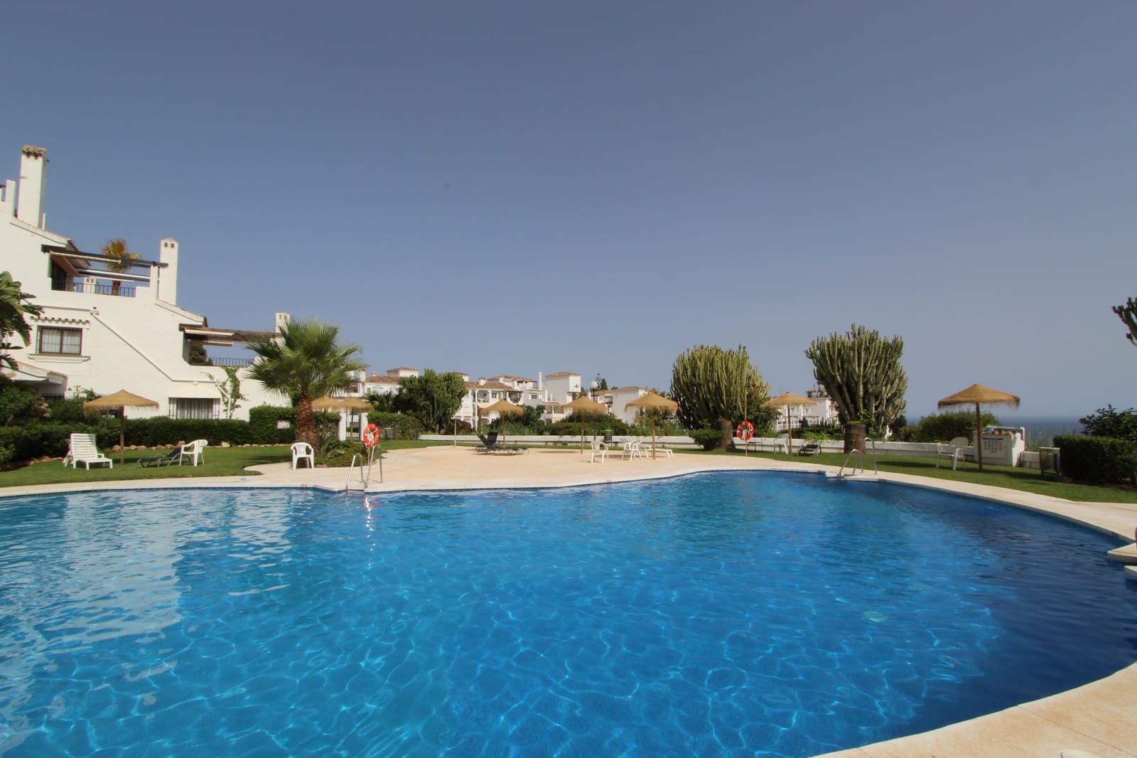 2 bedroom Apartment for sale in Sitio de Calahonda with pool garage - € 355,000 (Ref: 9971786)