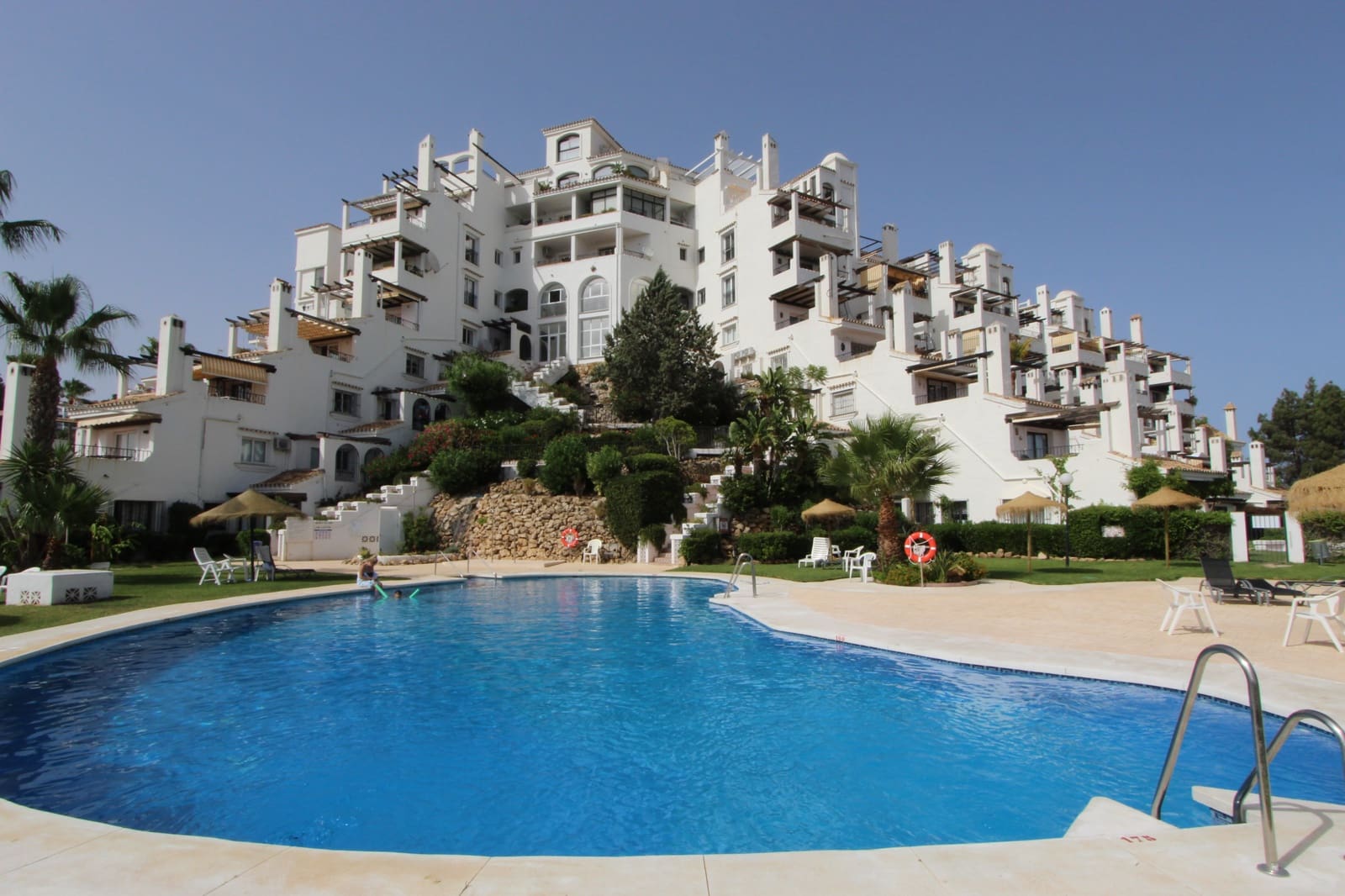 2 bedroom Apartment for sale in Sitio de Calahonda with pool garage - € 355,000 (Ref: 9971786)