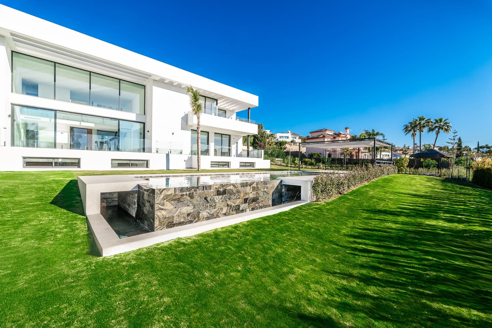 6 makuuhuone Huvila myytävänä paikassa Estepona mukana uima-altaan 
autotalli - 4 000 000 € (Ref: 9981499)