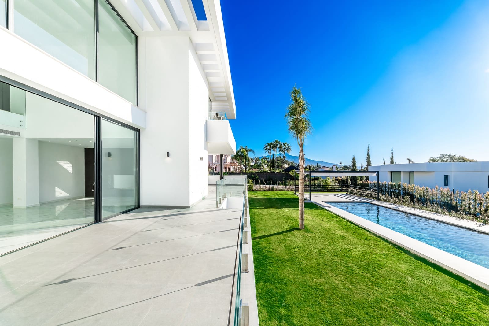 6 makuuhuone Huvila myytävänä paikassa Estepona mukana uima-altaan 
autotalli - 4 000 000 € (Ref: 9981499)