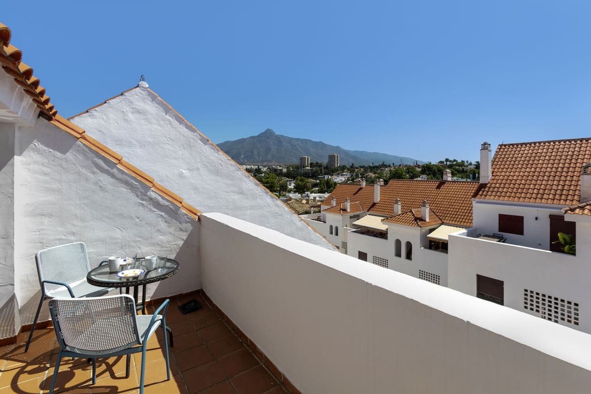 2 soveværelse Penthouse til salg i Nueva Andalucia med swimmingpool - € 480.000 (Ref: 9205456)