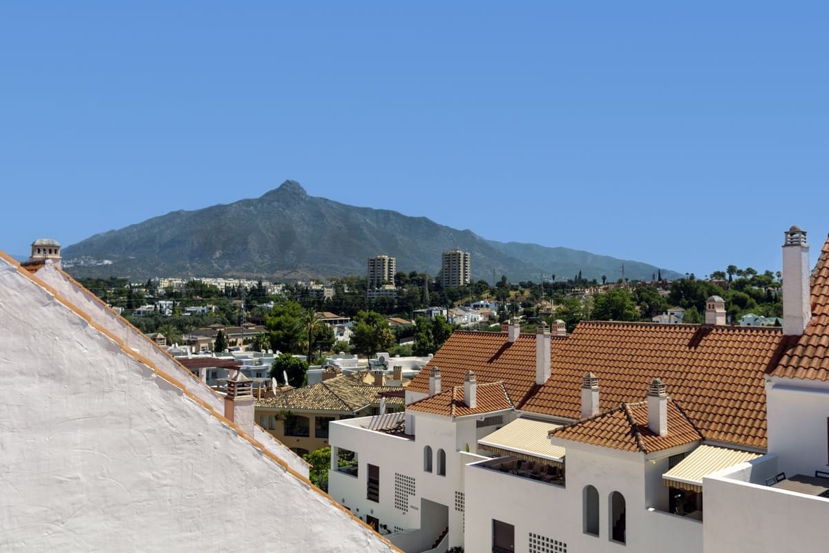 2 soveværelse Penthouse til salg i Nueva Andalucia med swimmingpool - € 480.000 (Ref: 9205456)