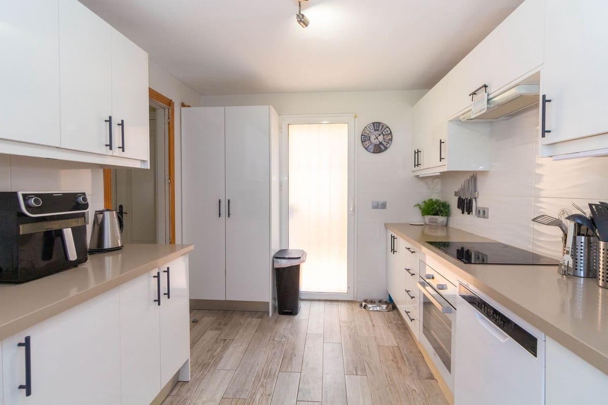 3 soveværelse Semi-Rækkehus til salg i Riviera del Sol med swimmingpool - € 470.000 (Ref: 9205467)