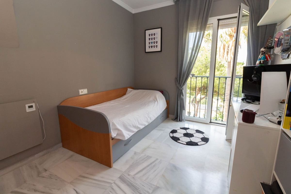 3 soveværelse Semi-Rækkehus til salg i Riviera del Sol med swimmingpool - € 470.000 (Ref: 9205467)