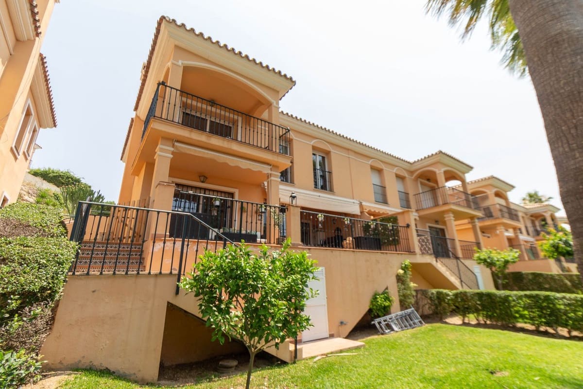 3 soveværelse Semi-Rækkehus til salg i Riviera del Sol med swimmingpool - € 470.000 (Ref: 9205467)