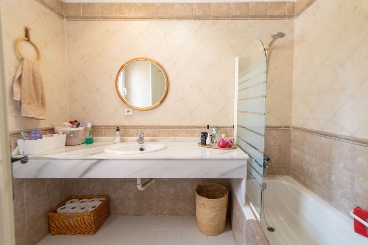 3 soveværelse Semi-Rækkehus til salg i Riviera del Sol med swimmingpool - € 470.000 (Ref: 9205467)