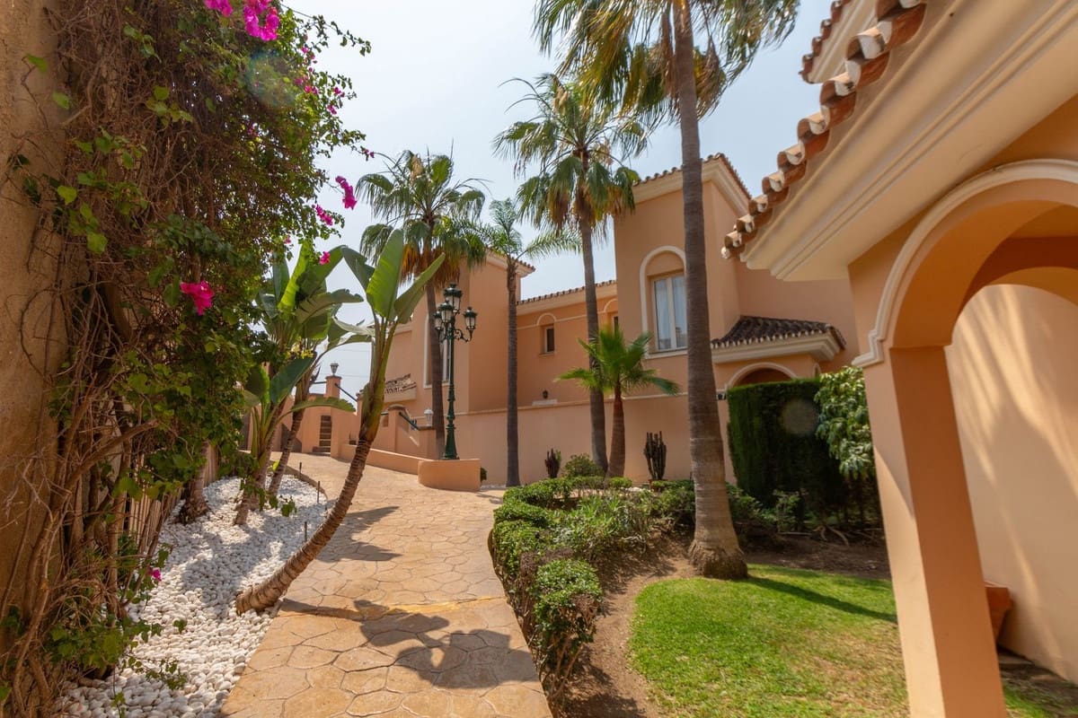 3 soveværelse Semi-Rækkehus til salg i Riviera del Sol med swimmingpool - € 470.000 (Ref: 9205467)