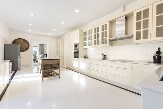 8 quarto Moradia para venda em Sierra Blanca, Marbella com piscina garagem - 11 950 000 € (Ref: 9899976)