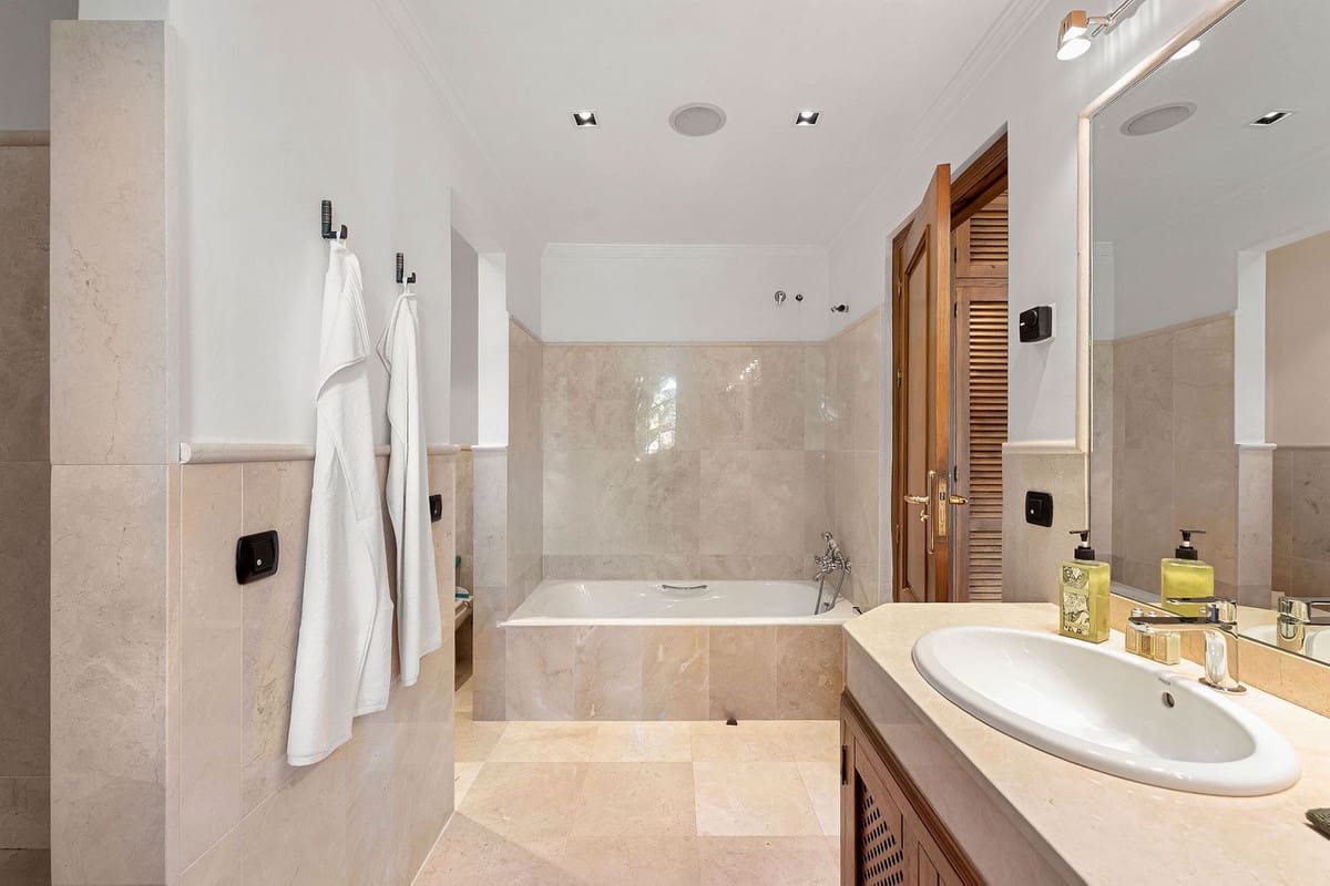 Chalet de 4 habitaciones en El Madroñal en venta con piscina garaje - 4.500.000 € (Ref: 9899982)