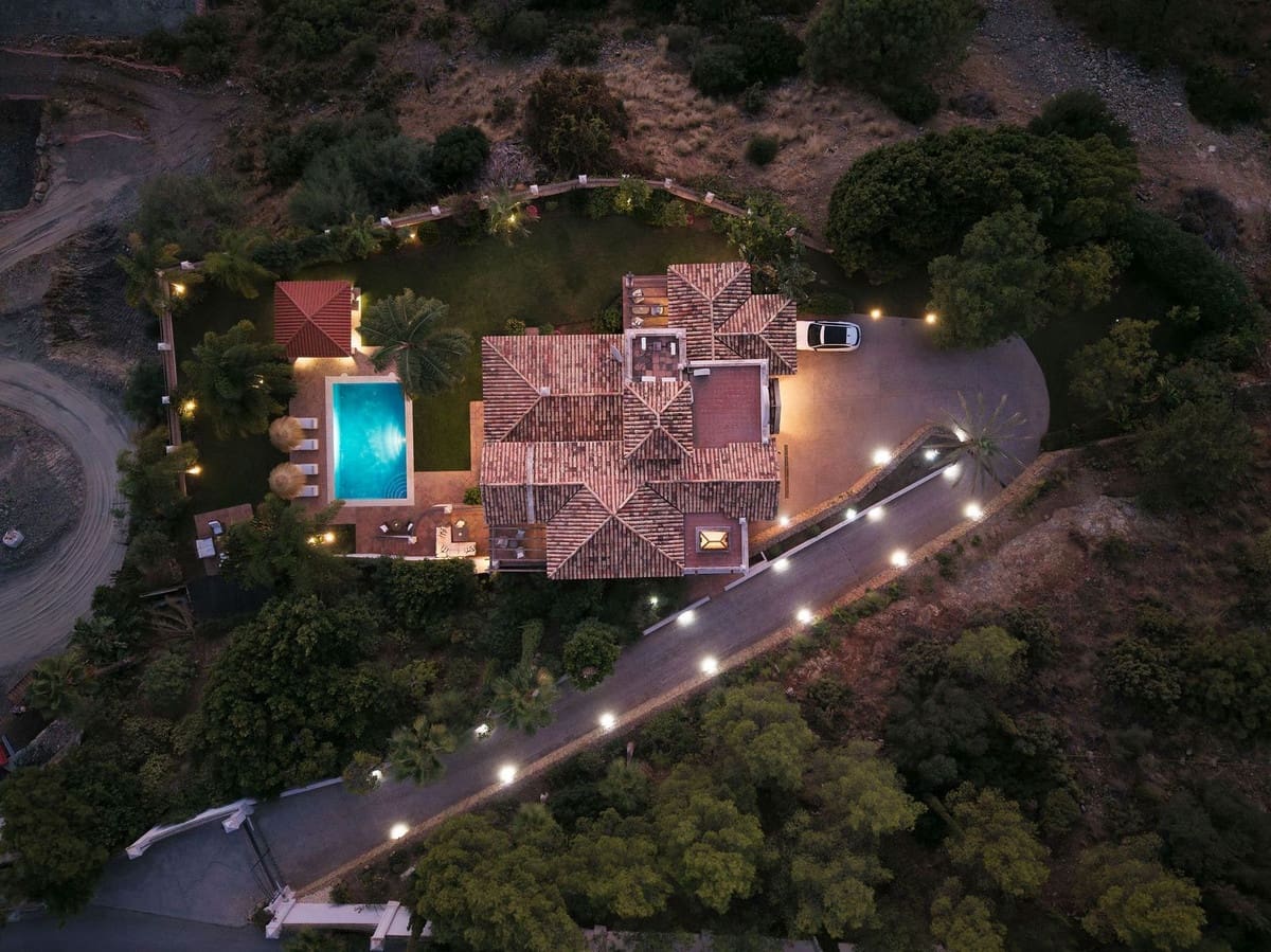 Chalet de 4 habitaciones en El Madroñal en venta con piscina garaje - 4.500.000 € (Ref: 9899982)