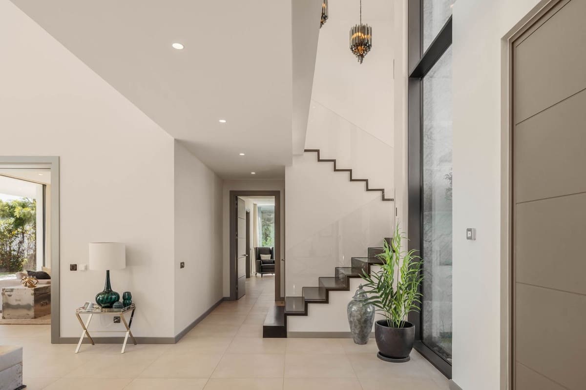 5 bedroom Villa for sale in El Madronal with pool garage - € 6,495,000 (Ref: 9899986)