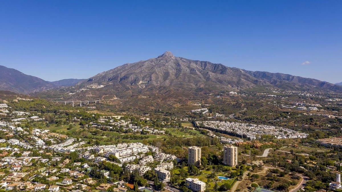 3 bedroom Apartment for sale in Nueva Andalucia with pool garage - € 648,000 (Ref: 9900012)