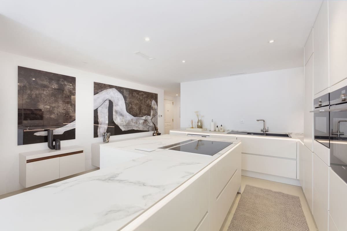 3 soverom Leilighet til salgs i Nueva Andalucia med svømmebasseng garasje - € 695 000 (Ref: 9995363)