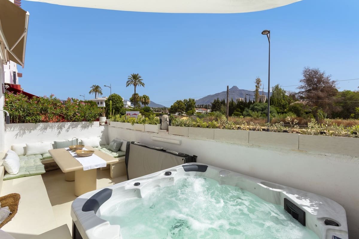 3 soverom Leilighet til salgs i Nueva Andalucia med svømmebasseng garasje - € 695 000 (Ref: 9995363)