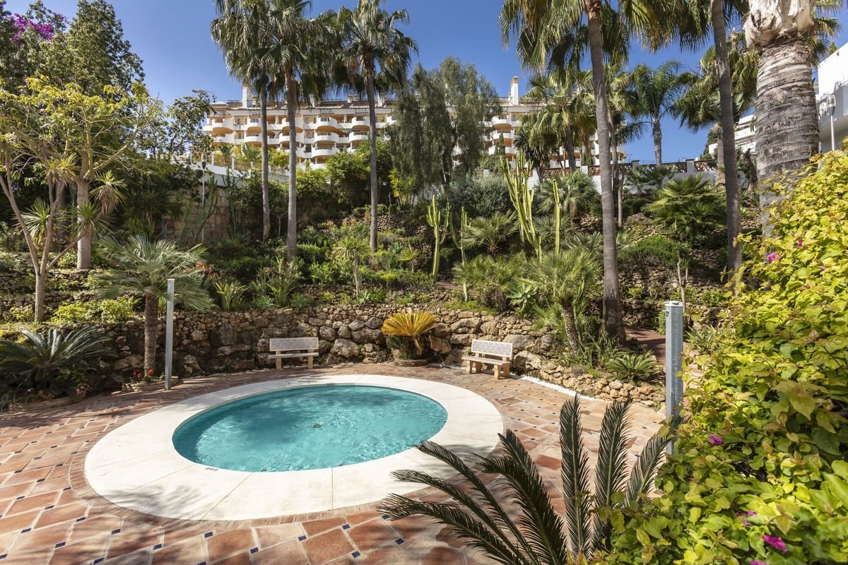 3 soverom Leilighet til salgs i Nueva Andalucia med svømmebasseng garasje - € 695 000 (Ref: 9995363)