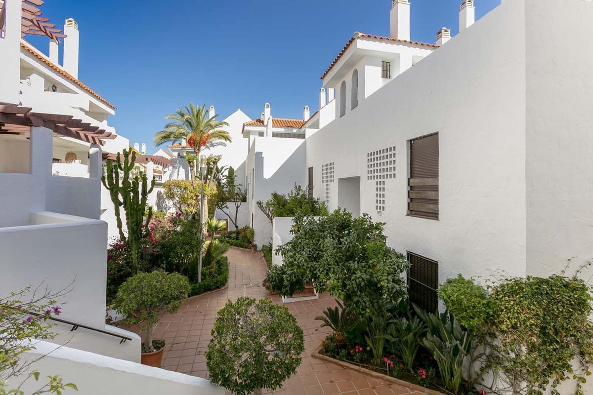 3 soverom Leilighet til salgs i Nueva Andalucia med svømmebasseng garasje - € 695 000 (Ref: 9995363)