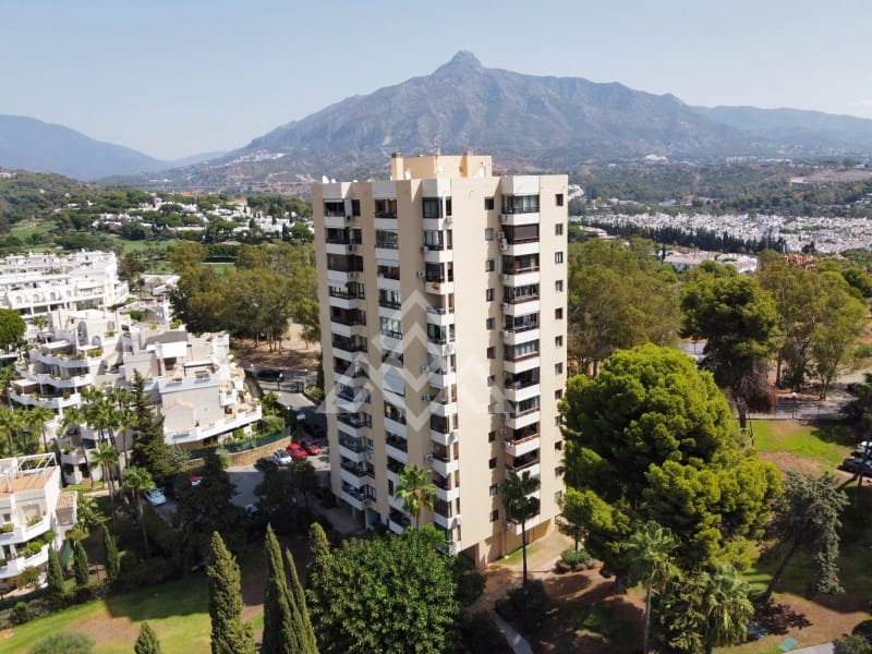 2 slaapkamer Appartement te koop in Nueva Andalucia met garage - € 450.000 (Ref: 10049185)