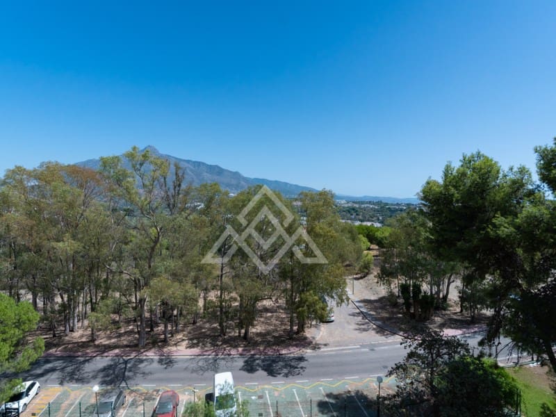 2 slaapkamer Appartement te koop in Nueva Andalucia met garage - € 450.000 (Ref: 10049185)