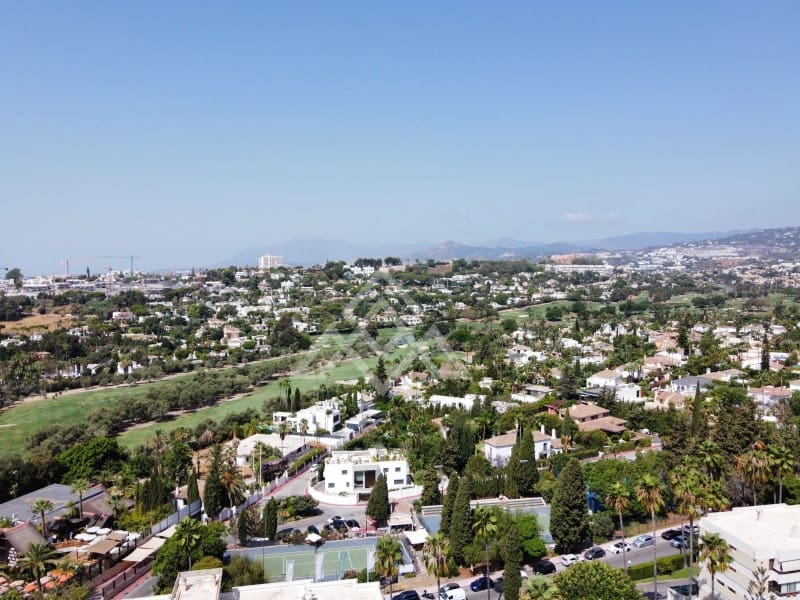 2 slaapkamer Appartement te koop in Nueva Andalucia met garage - € 450.000 (Ref: 10049185)