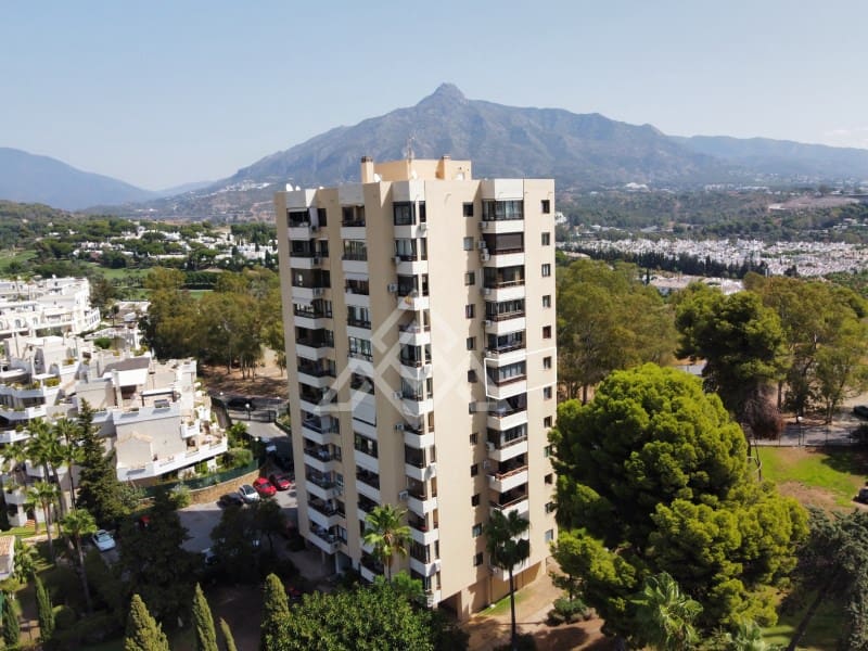 2 slaapkamer Appartement te koop in Nueva Andalucia met garage - € 450.000 (Ref: 10049185)