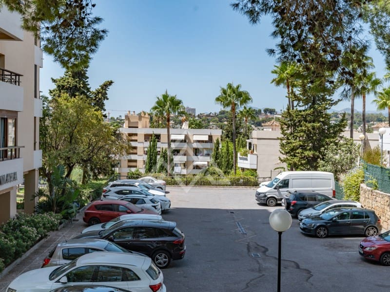 2 slaapkamer Appartement te koop in Nueva Andalucia met garage - € 450.000 (Ref: 10049185)