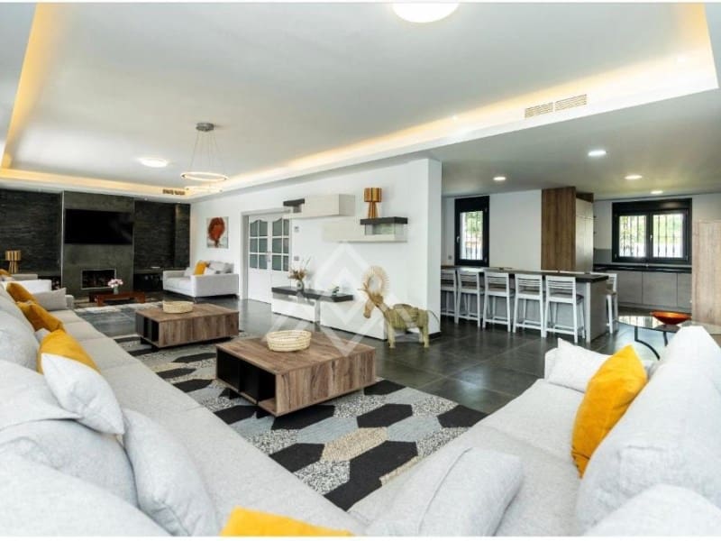 6 slaapkamer Villa te koop in Nueva Andalucia met zwembad garage - € 4.637.000 (Ref: 10166598)